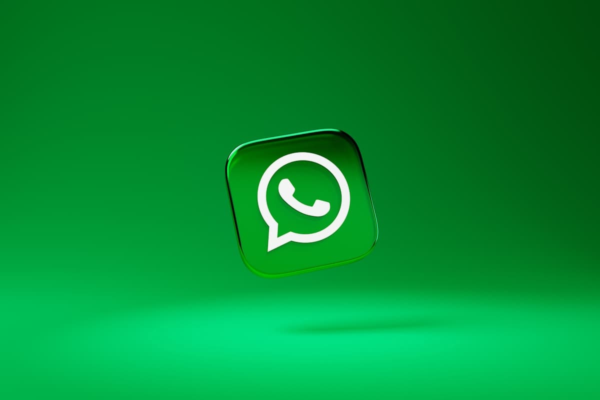Logo de WhatsApp sobre fondo verde